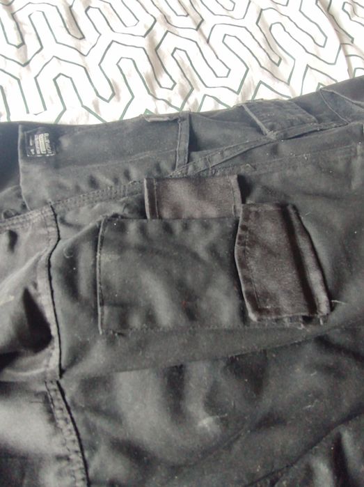 Profesjonalne spodnie robocze z wkładkami na kolana firmy BLUEWEAR