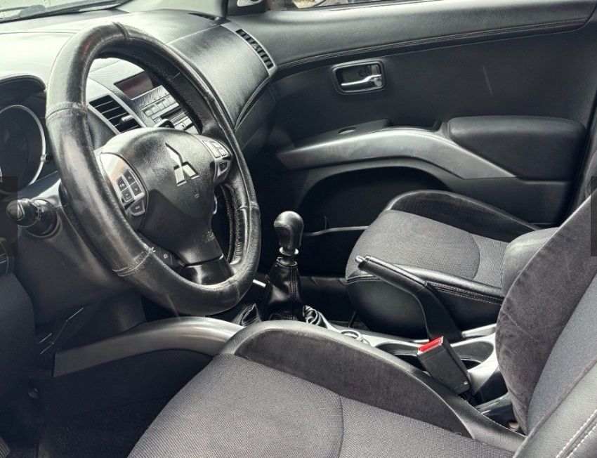 Mitsubishi Outlander 7 os 2010r sprzedam  zamienię na łódź kabinowa