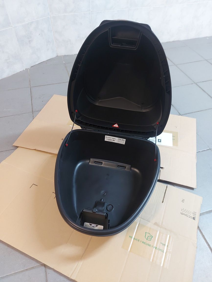 Top Case GIVI Monolock  com o suporte