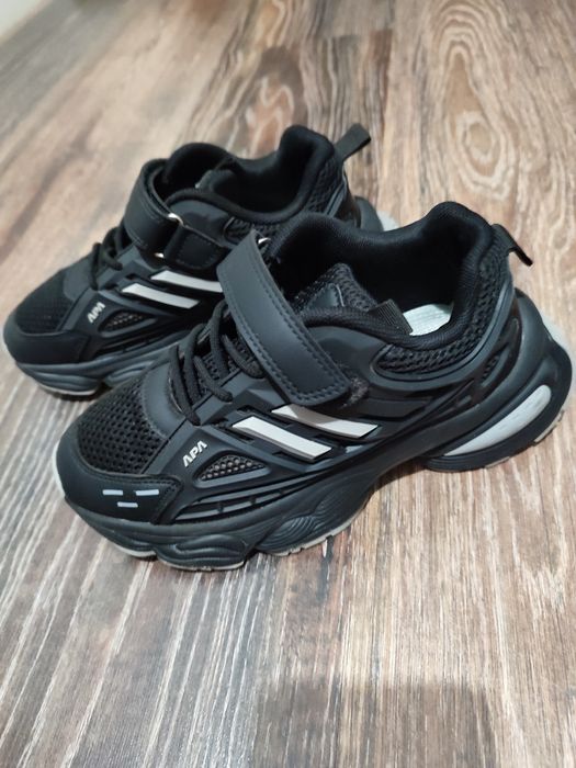 Кросівки, майже нові,33 розмір