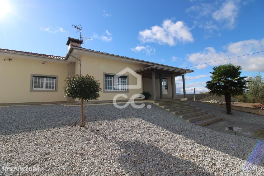 Moradia térrea T3 com jardim e terreno