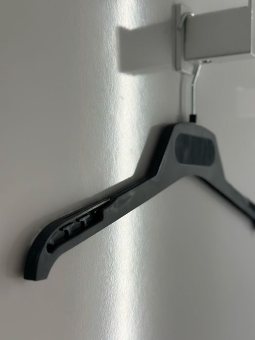 Вішалкі для одягу - прищепки для брюк та плечики