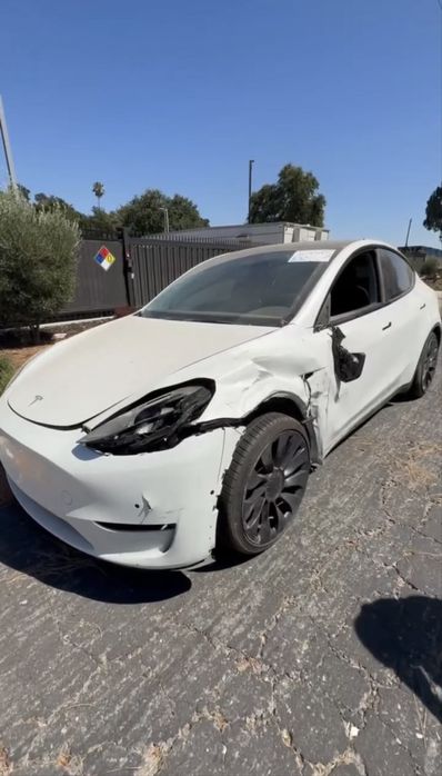 Tesla model Y 82kw dual motor Perfomance