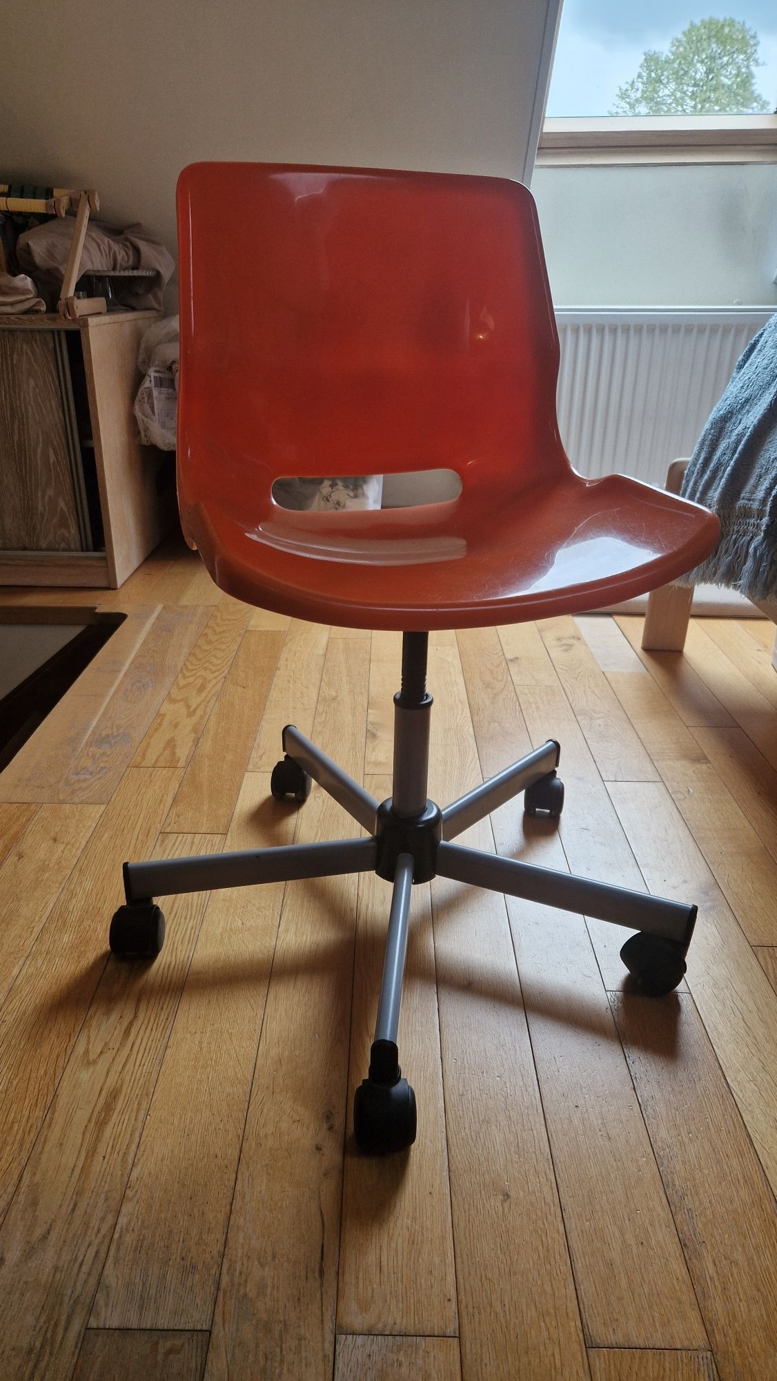 Krzesło obrotowe na kółkach, pomarańczowe z plastiku