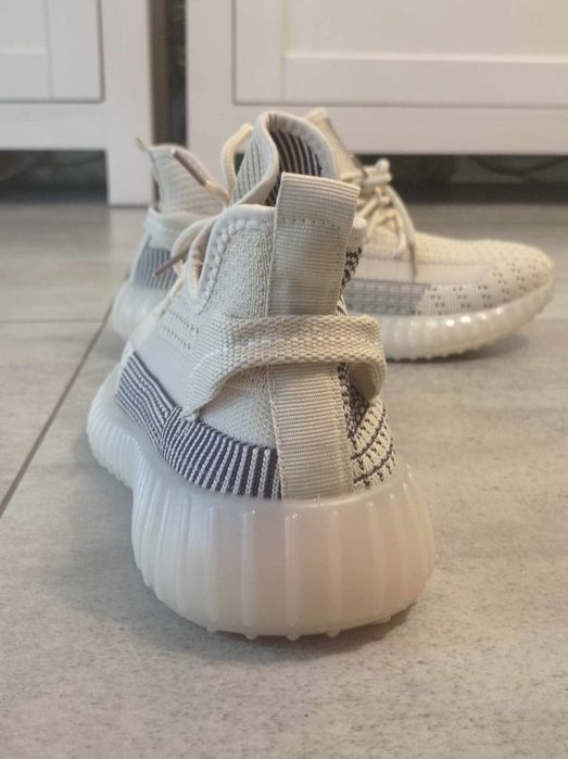 Buty sportowe damskie jak Adidas Yaazy. nowe