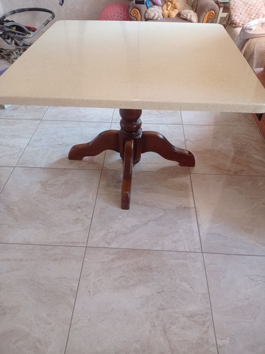 Продам стол мраморный в отличном состоянии