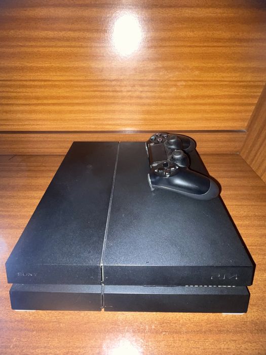 PlayStation 4  – Semi nova e em ótimo estado geral