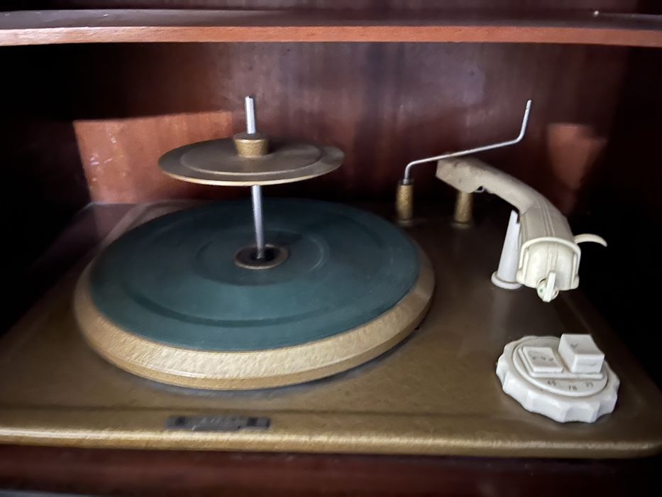 Antyczne radio z adapterem w zabudowie meblowej