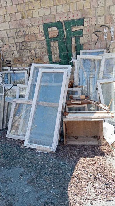 вцілілі елементи склопакетів, вікна в дерев'яних рамах