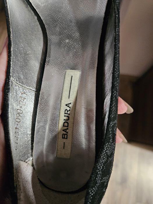 Czarne szpilki ze zdobionym materiałem bez palców Badura r.38