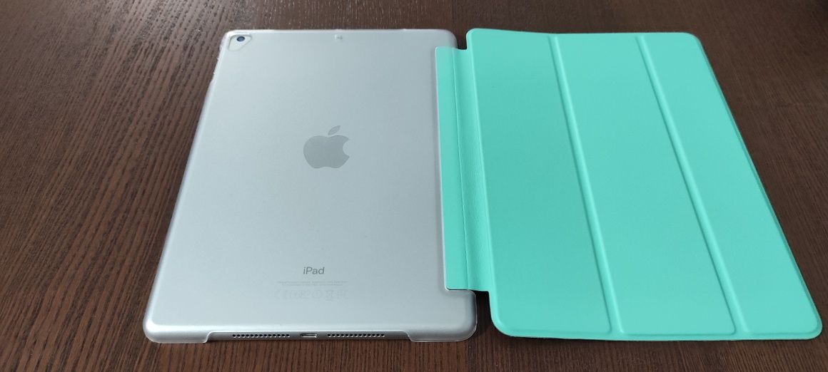 iPad prateado com capa