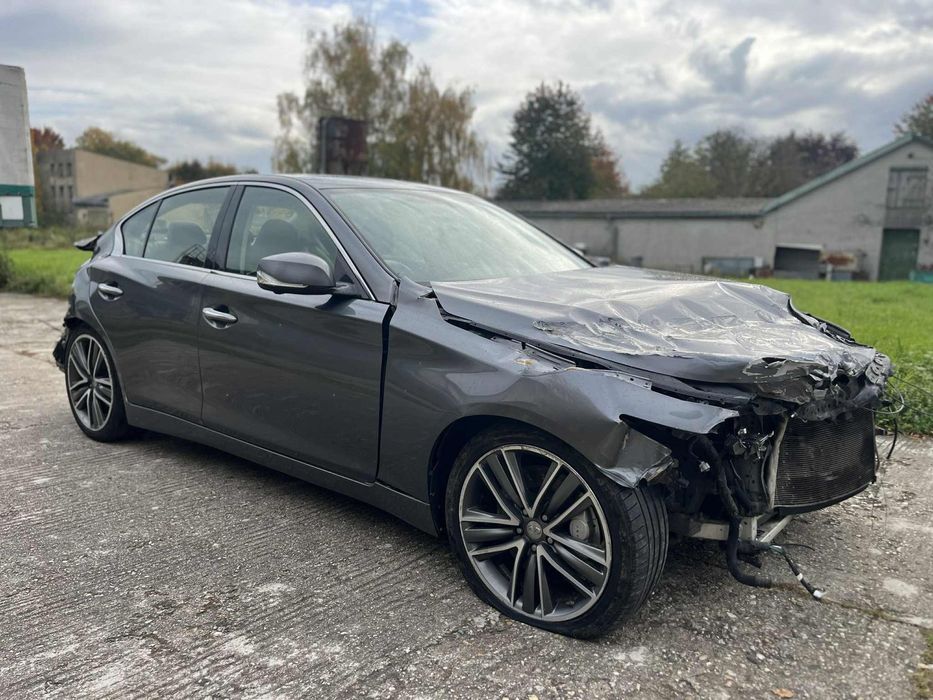 Infiniti Q50 Wypadek, bieganie i jazda, znajduje się w CZ