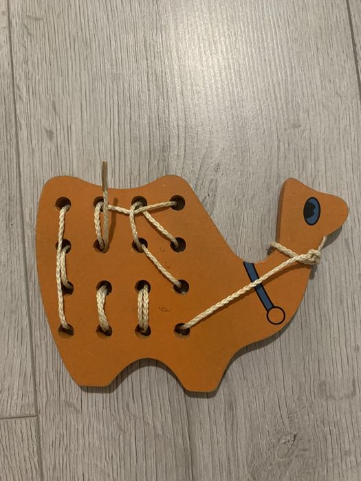 Развивающая игрушка шнуровка