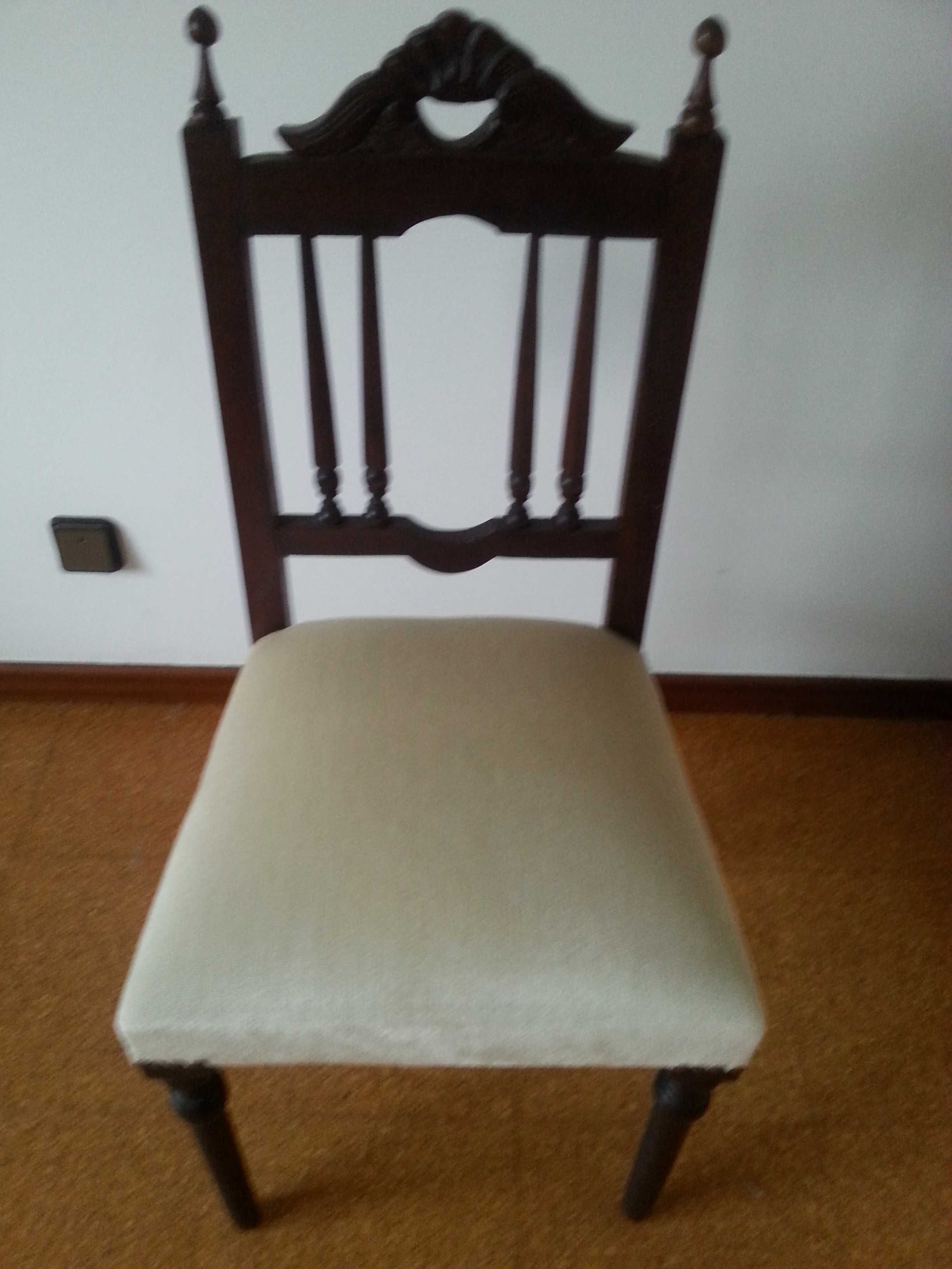 Cadeira em Madeira Almofadada
