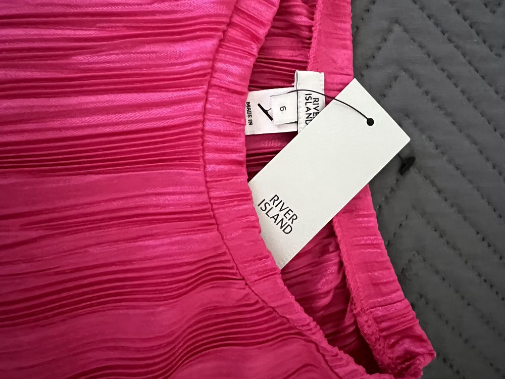 Tshirt rosa choque nova com etiqueta