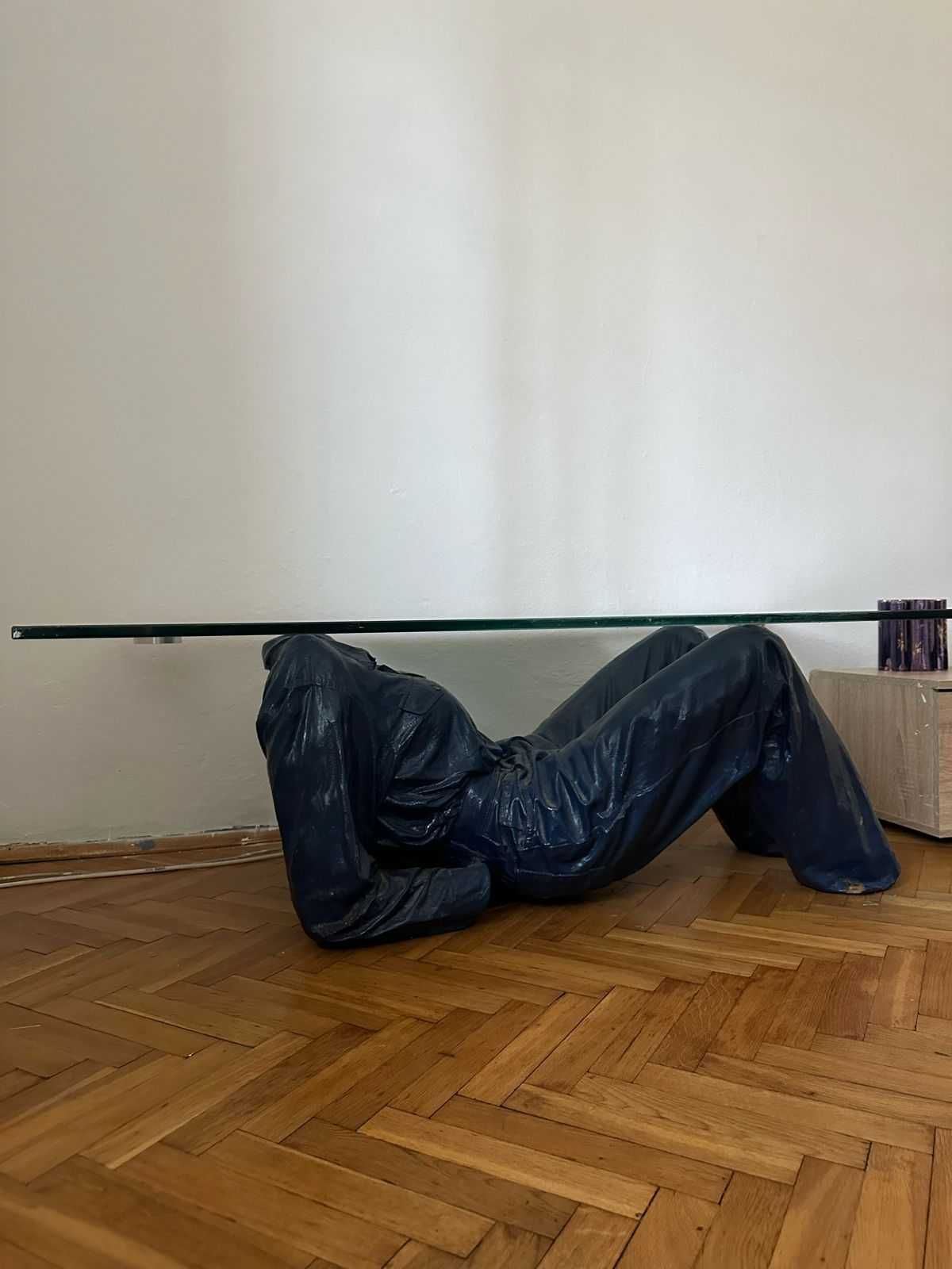 stół rzeźba ze szkłem