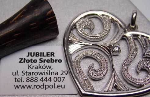 Srebrna zawieszka ażurowe serce z cyrkonią.