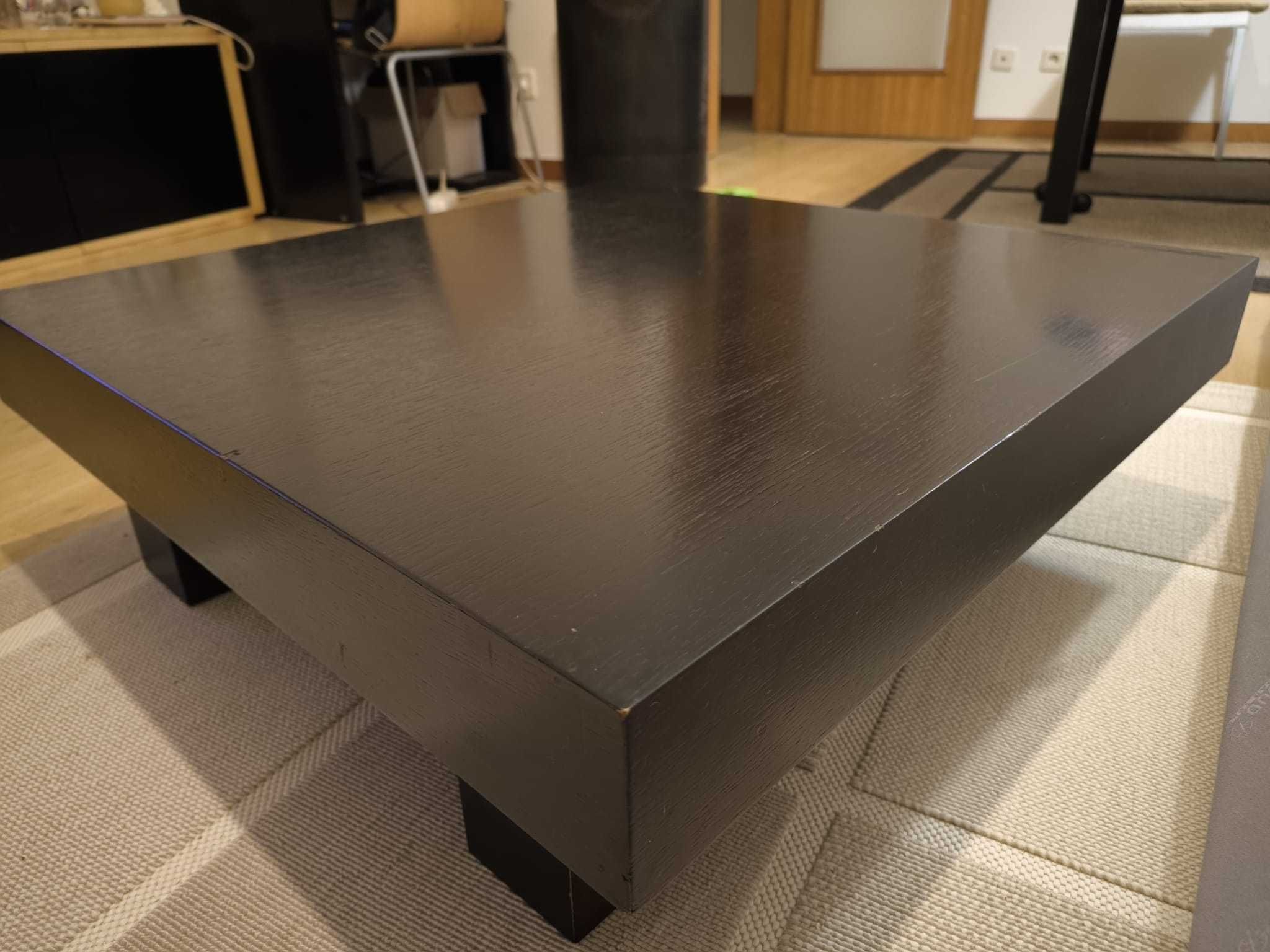 Mesa de centro quadrada em madeira
