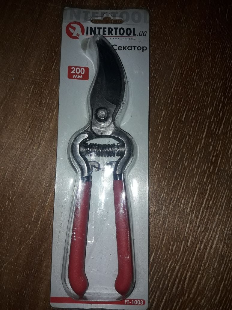 Секатор садовый.