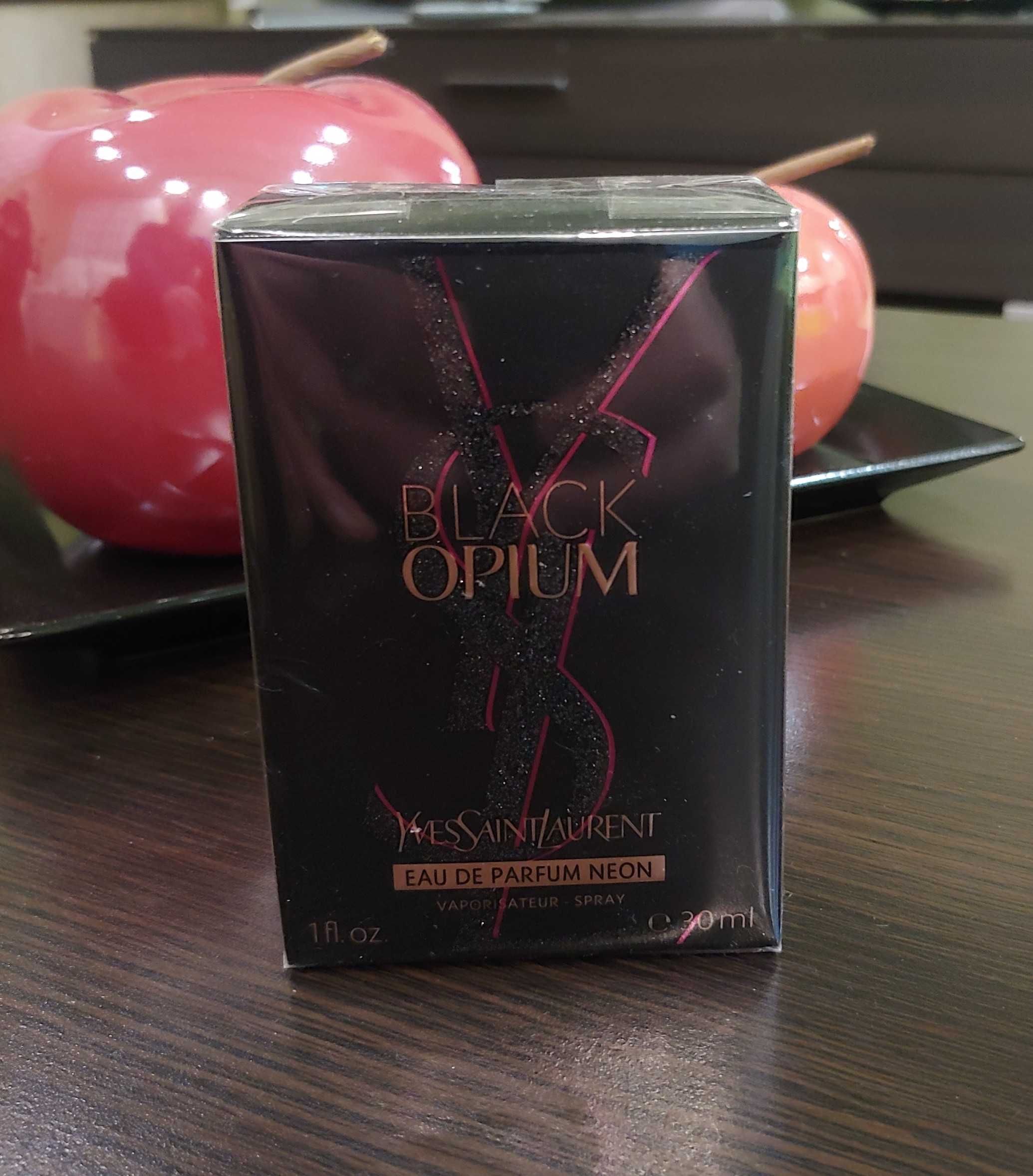 Парфюмерная вода Yves Saint Laurent Black Opium.