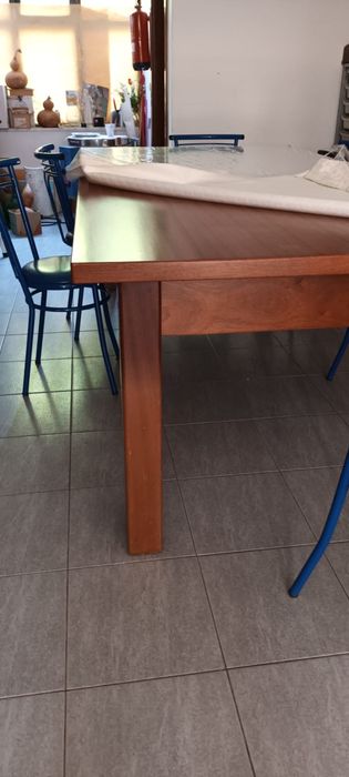 Mesa de madeira maciça (2.50 x 1.20) com lugar para até 10 pessoas