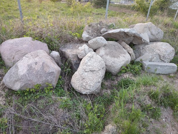 Głazy duże kamienia ogrodowe na skalniak