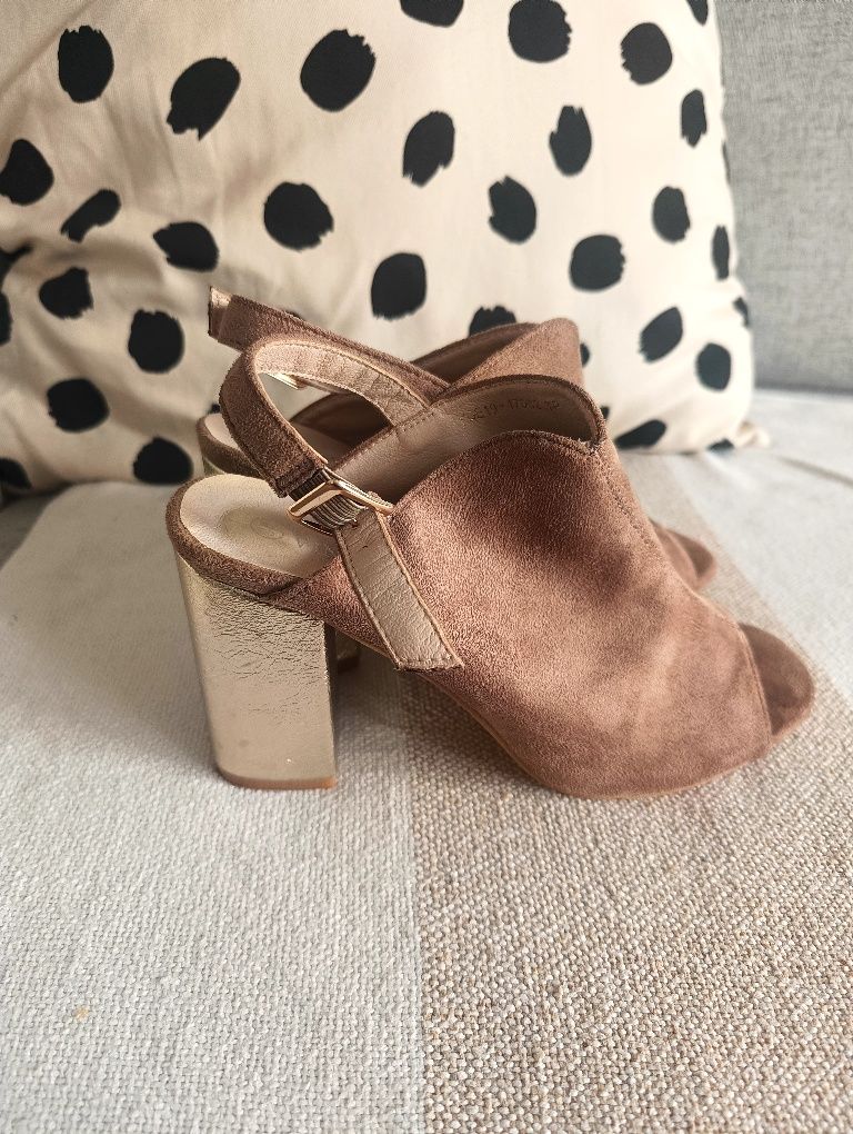 Buty na koturnie 38