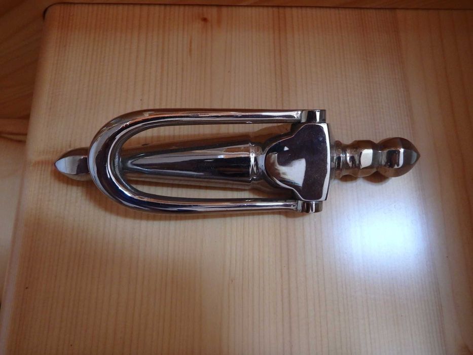 Batentes e puxadores de porta