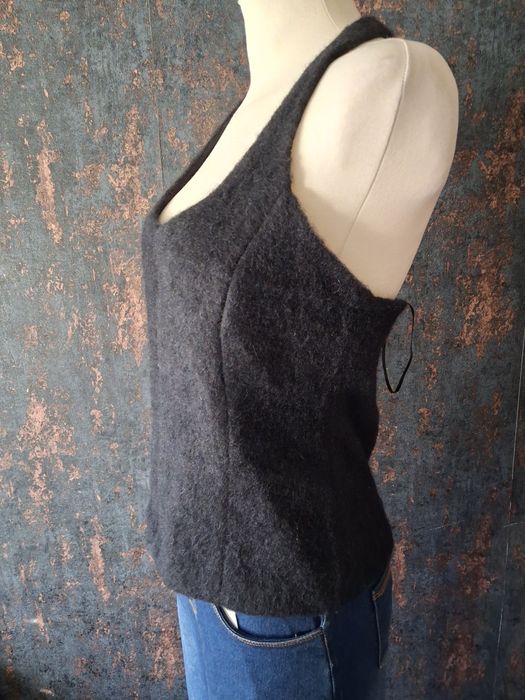 Czarny sweterkowy crop top rozmiar L.  Zara