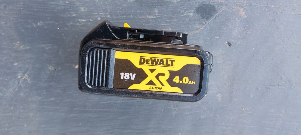 Продам акумулятор dewalt 4 ah