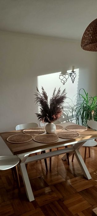 Rozkładany stół z krzesłami