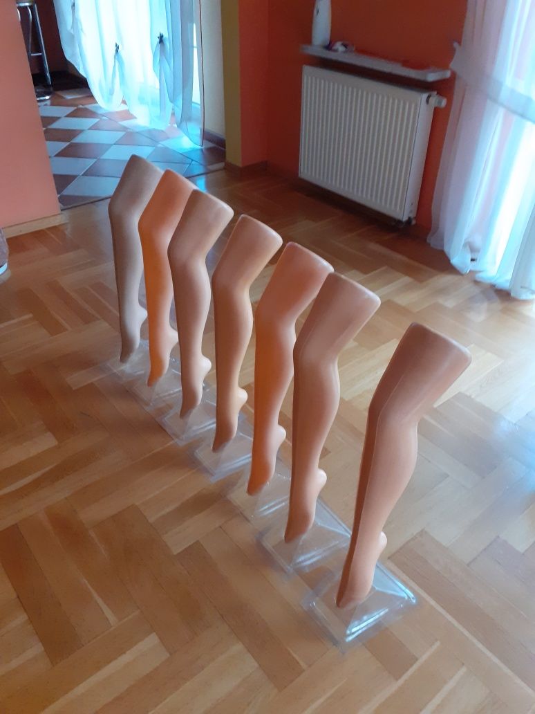 Nogi plastikowe do ekspozycji rajstop pończoch z podstawkami.