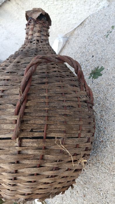 Garrafões revestidos em vime.