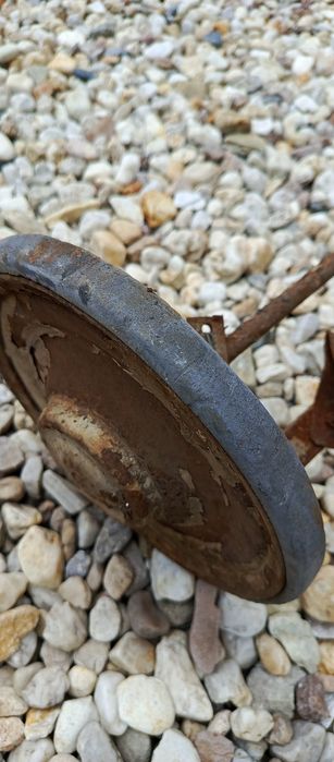 Metalowy samochód na pedały dwa oryginalne koła.