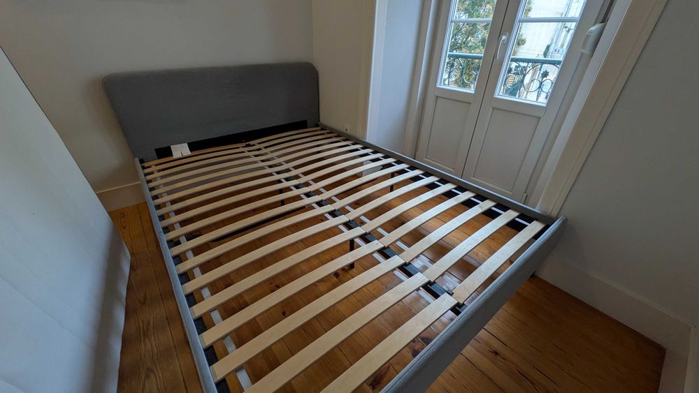 Cama casal IKEA Slattum 140 X 200