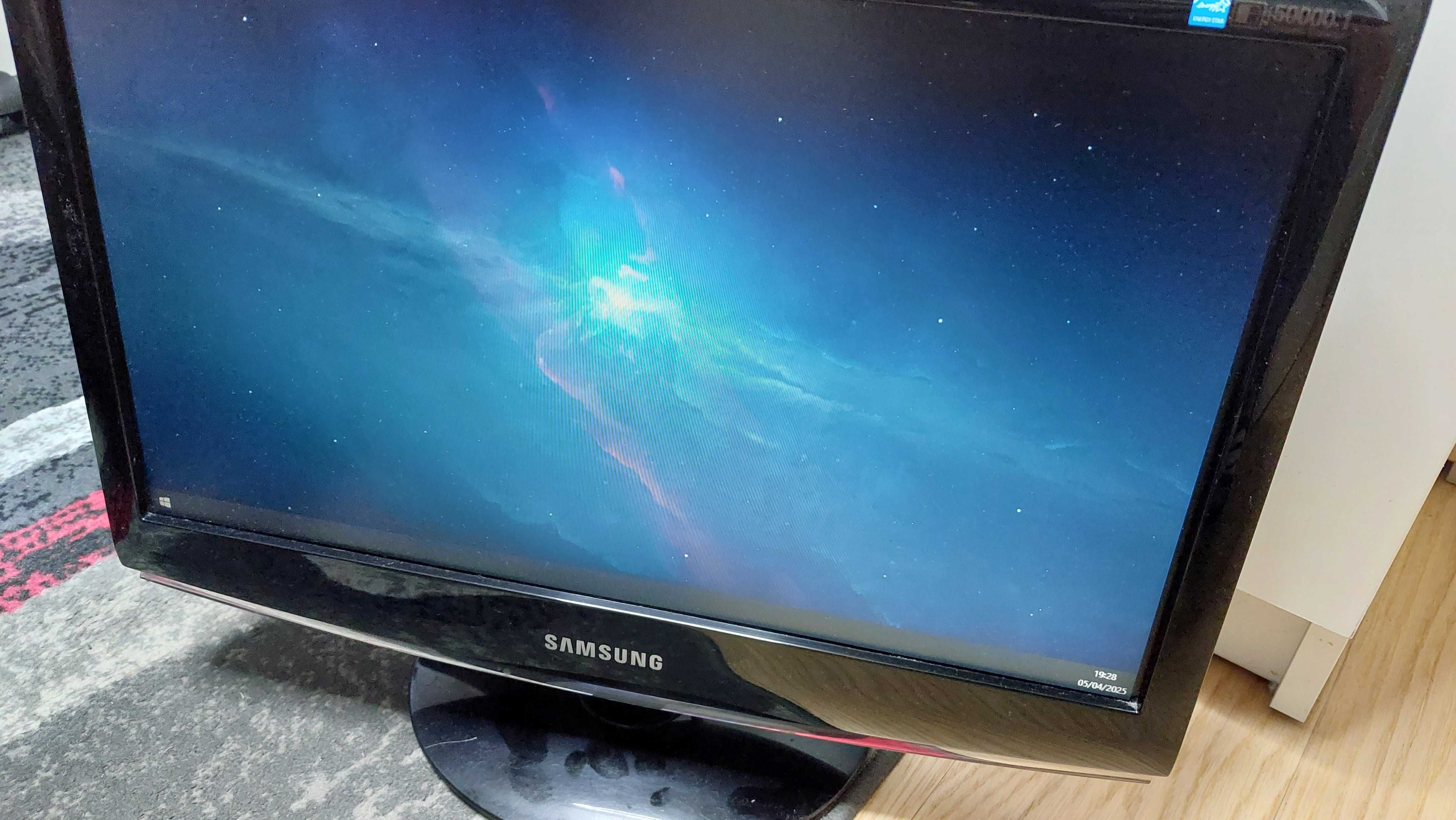 Monitor Samsung SyncMaster 933SN z kablami