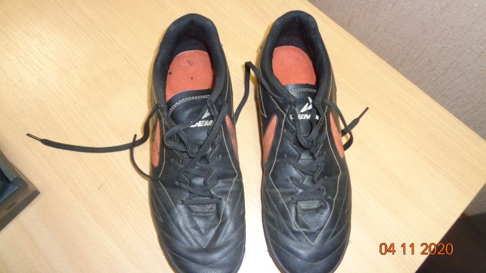 продам кроссовки для футбола DEMIX черные кожанные 42 размер