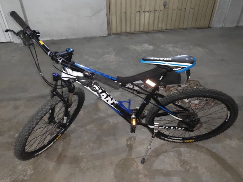 Bicicleta todo o terreno de marca "GIANT"