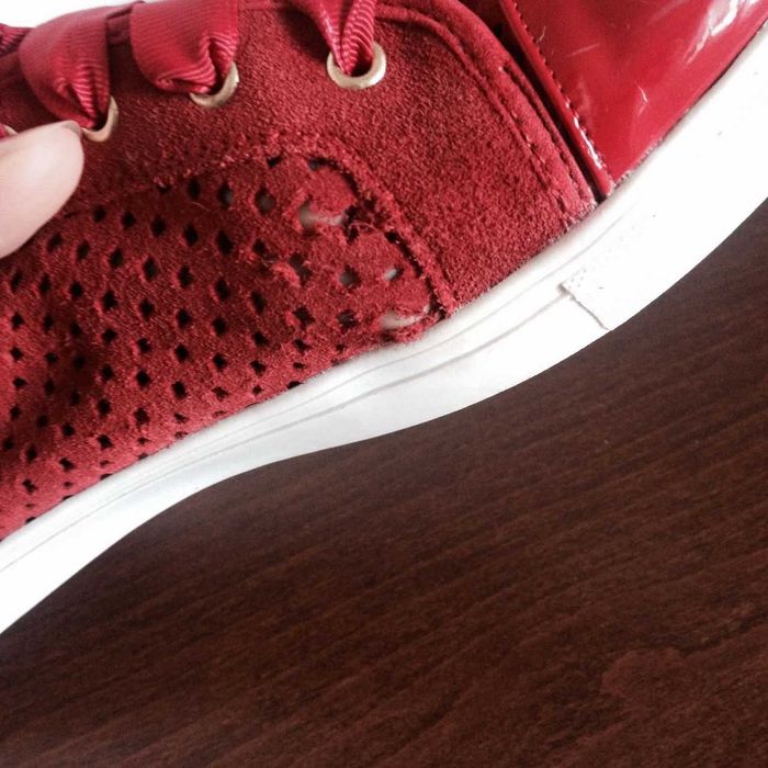 STRADIVARIUS Czerwone skórzane trampki z dziurkowaniem