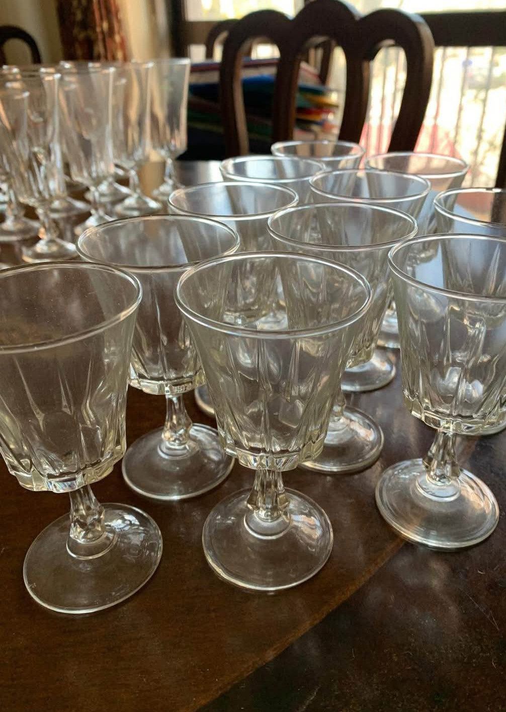 Conjunto de 30 copos variados             
(Espumante, vinho e água)