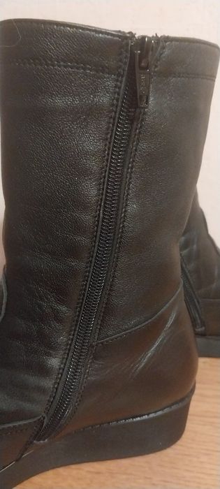 Жіноче зимне взуття.