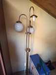 Lampa stojąca,trzy białe klosze,paseczki złote