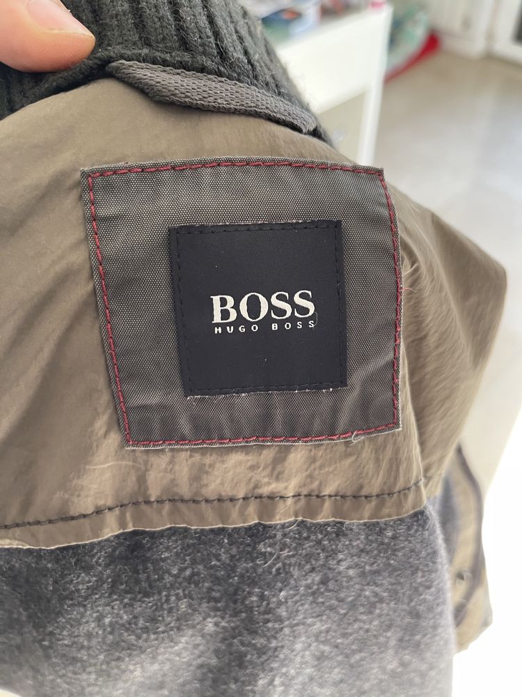 Casaco hugo boss algum uso nos bolsos mas muito bom verde acastanhado