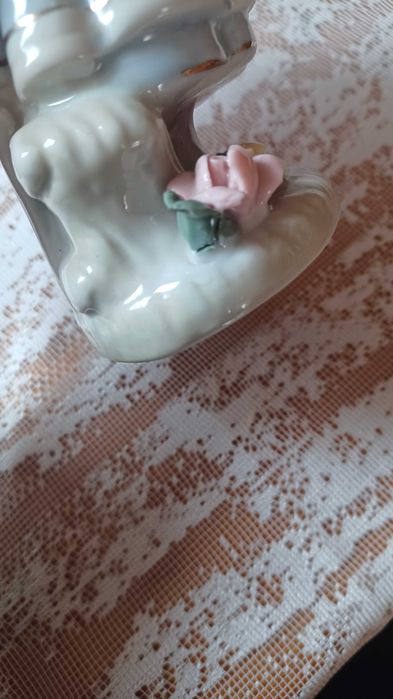 Porcelanowa dziewczynka z misien