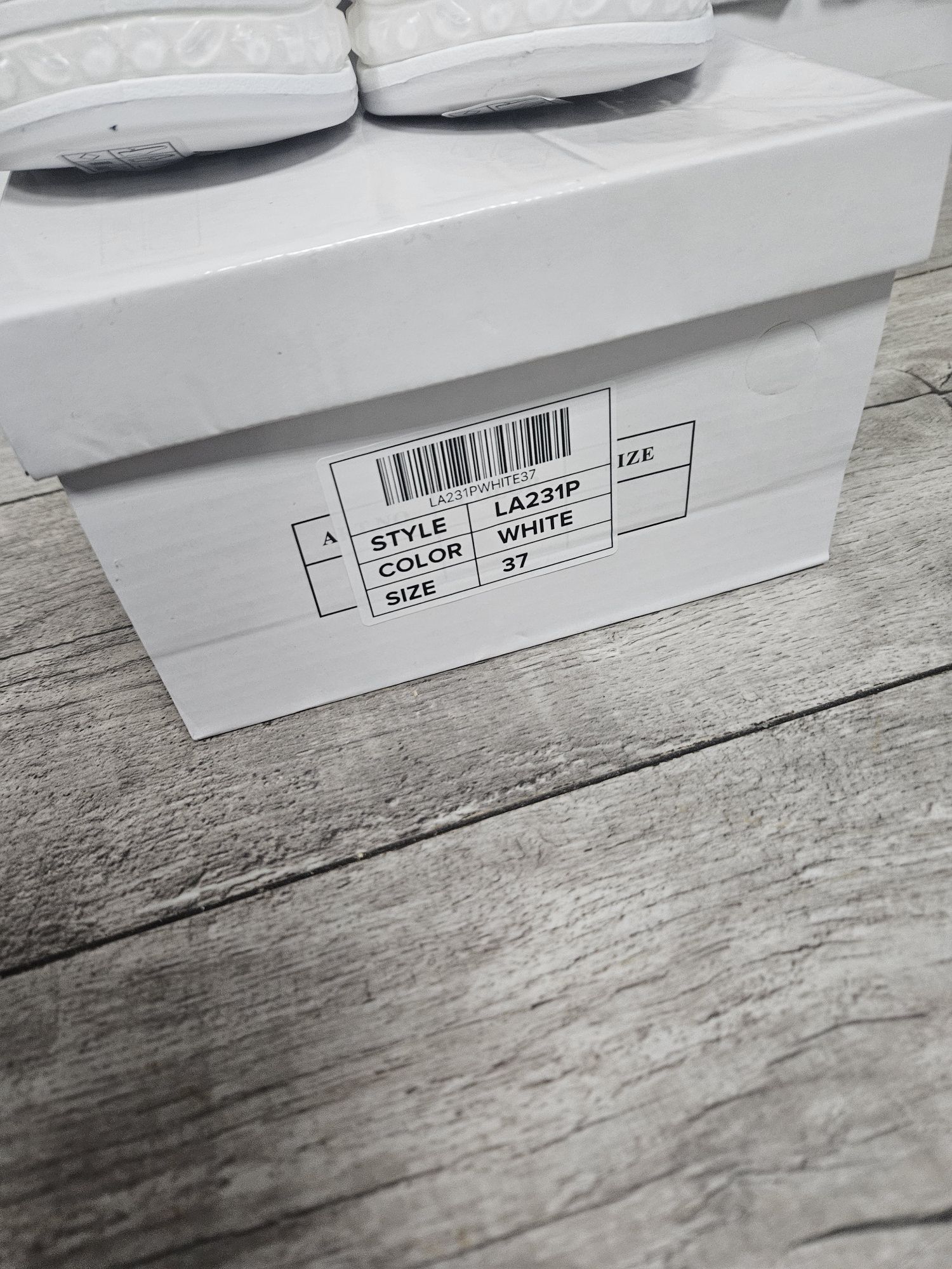 Nowe z pudełkiem przepiękne białe sneakersy z owadem złotym rozmiar  3