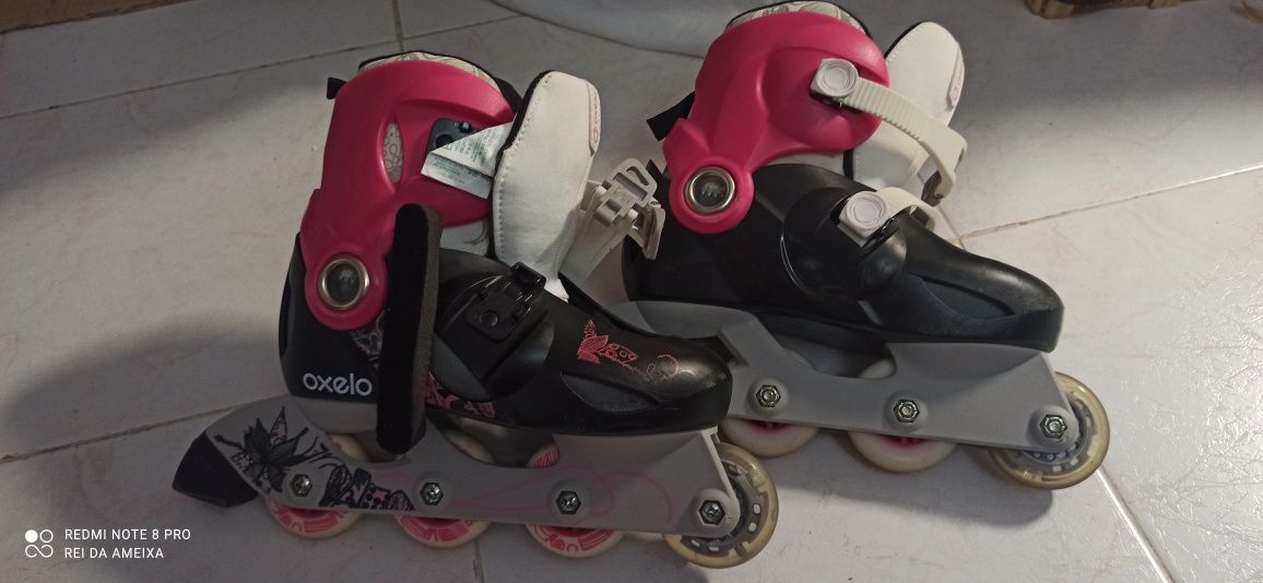 Conjunto de patins, capacete e protecções