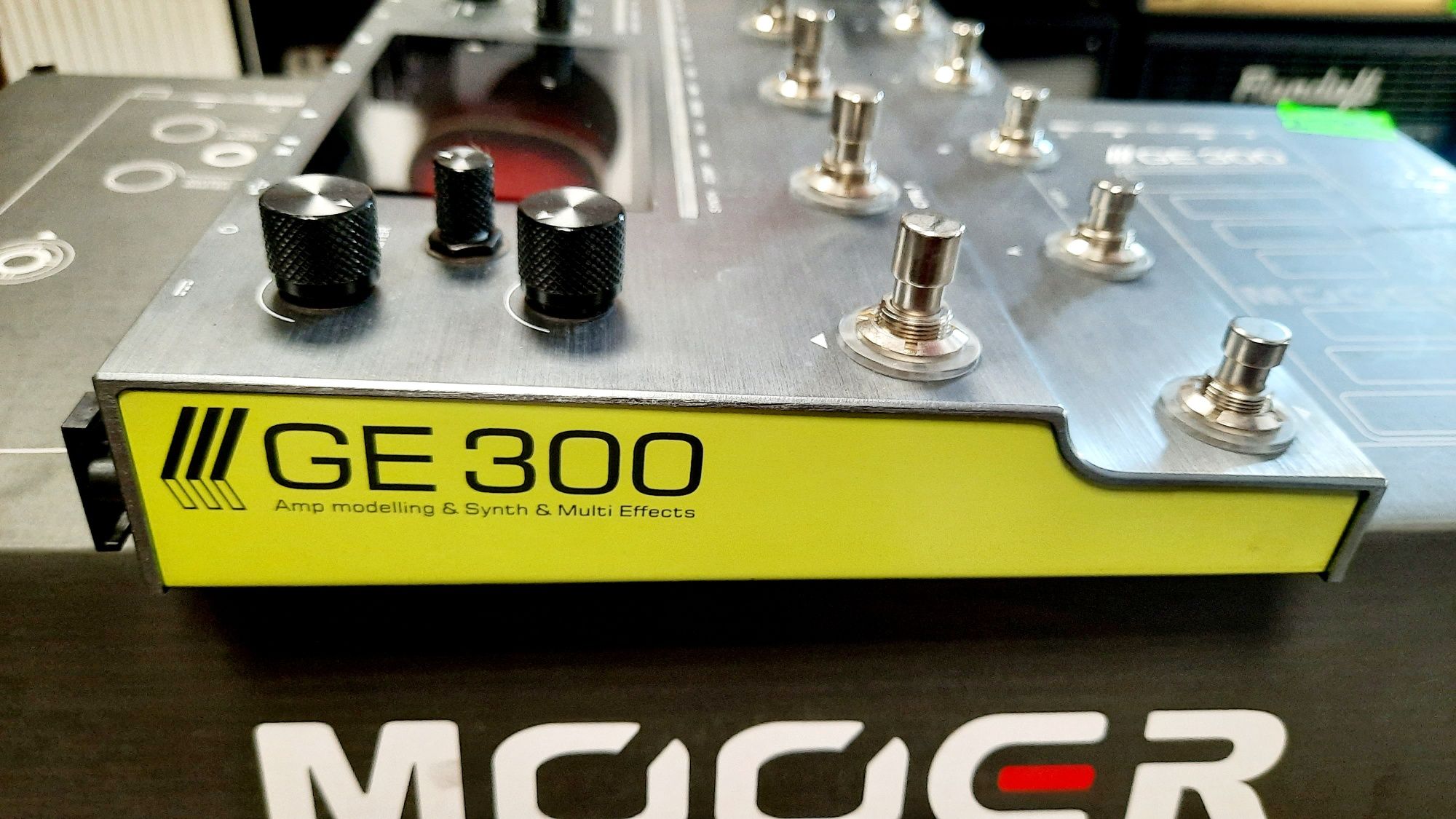 Wzmacniacz - Multi Efekt gitarowy GE 300 Mooer.