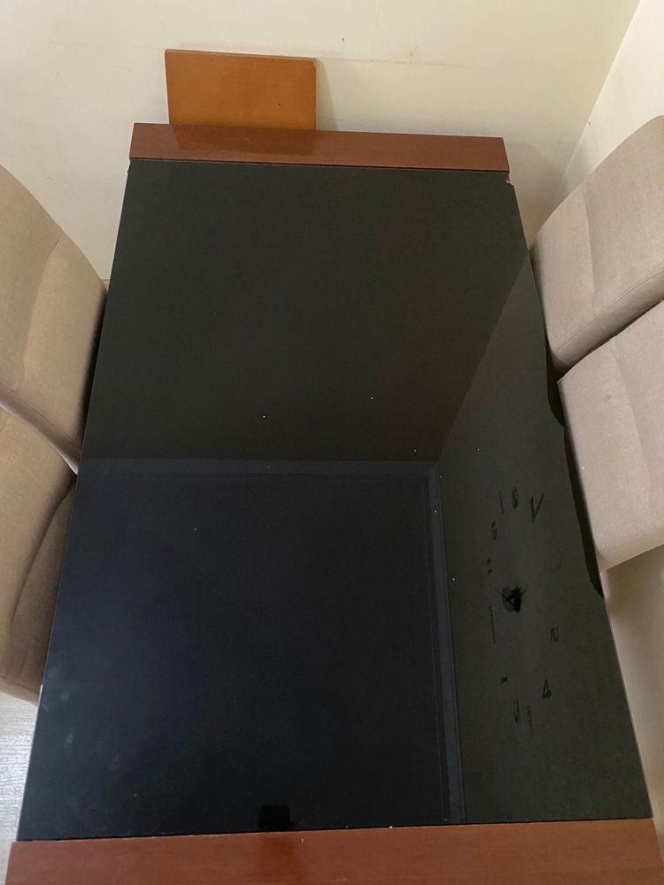 Mesa de vidro estensora e cadeiras