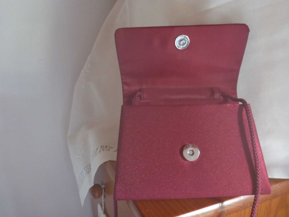 Elegante clutch Setim acolchoada cor de vinho carteira mão Cerimônia