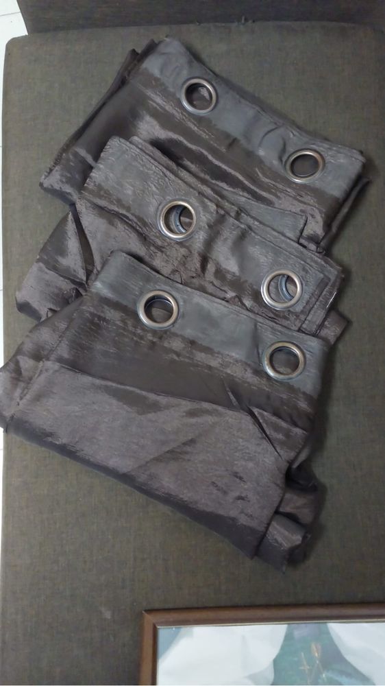 3 cortinados castanhos